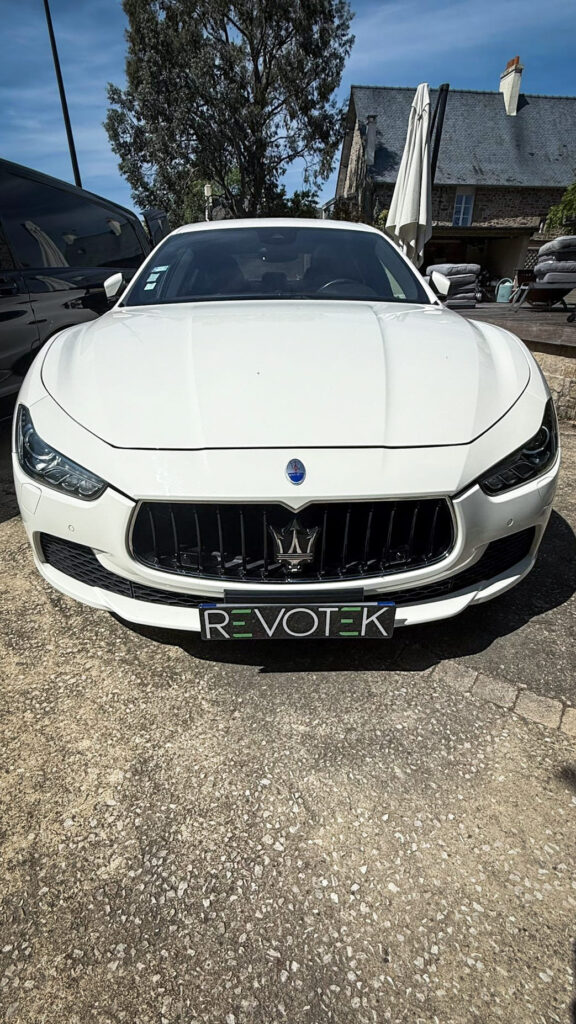 voiture de luxe en réparation avec Revotek